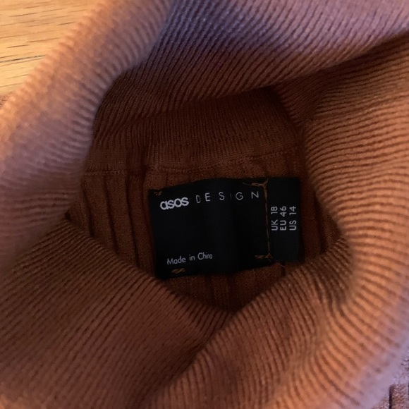 Burt orange turtleneck - Picture 2 of 3